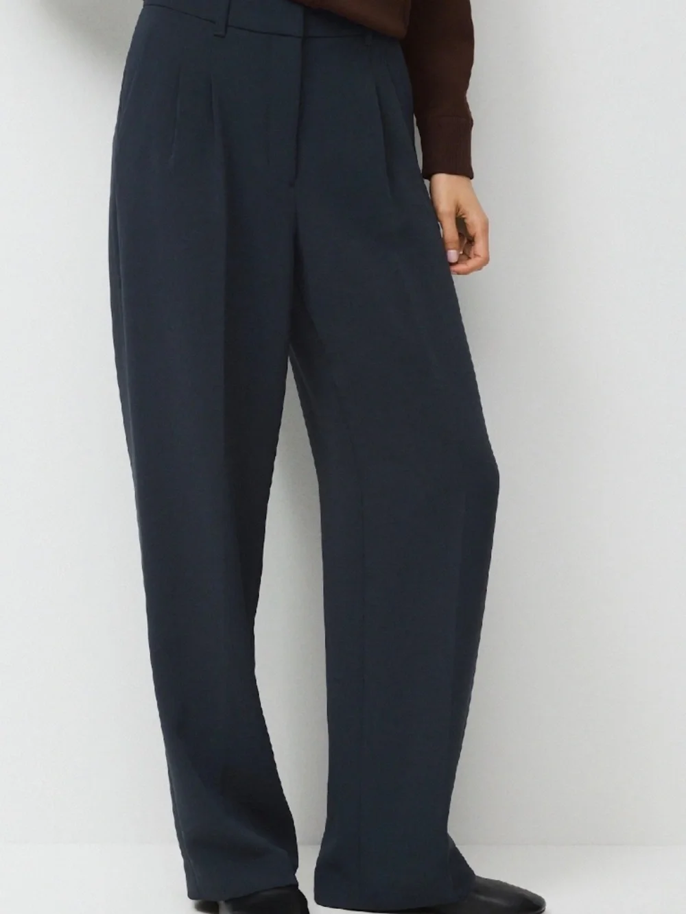 Aritzia Effortless Pant in Black